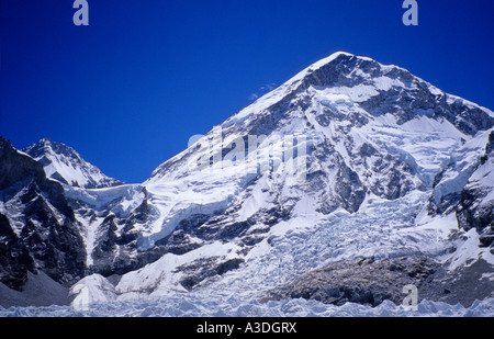 West Ridge , 7200m, de l'Everest avec cascade de glace de Khumbu en face comme viewn près de Gorak Shep, Himalaya, Népal Banque D'Images