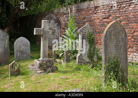 Les pierres tombales dans le cimetière de St Mary et St Andrew s'Église Grantchester Banque D'Images