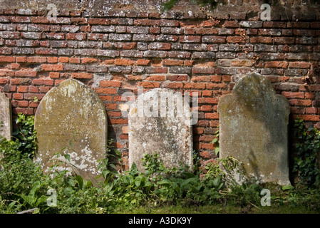 Mur de pierres tombales contre l'église de St Mary et St Andrew s'église Grantchester Banque D'Images