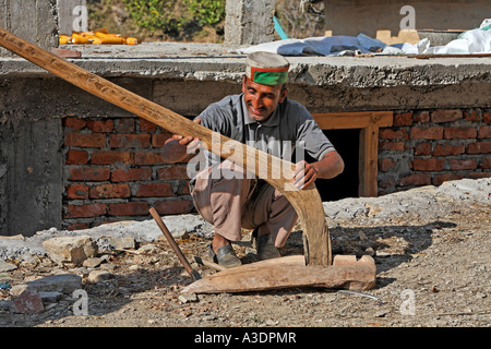 Réalisation sur place-GTZ-WASH-Project, l'homme répare un outil, Maryog, Indien Banque D'Images