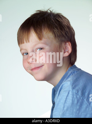 Portrait of smiling boy against white background Banque D'Images