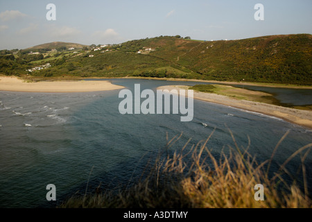 PENNARD COMPRIMÉ DE LA MER À TROIS FALAISES BAY, la péninsule de Gower, dans le sud du Pays de Galles, Royaume-Uni Banque D'Images