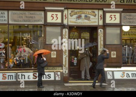 Le monde célèbre James Smith et fils umbrella shop New Oxford Street Londres Banque D'Images