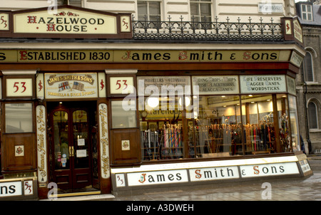 Le monde célèbre James Smith et fils umbrella shop New Oxford Street Londres Banque D'Images