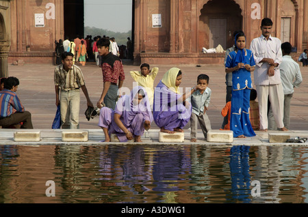 Personnes lavage avant la prière à la mosquée Jami Masjid Delhi en Inde Banque D'Images