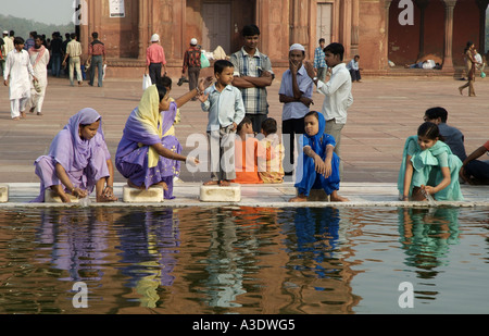 Personnes lavage avant la prière à la mosquée Jami Masjid Delhi en Inde Banque D'Images