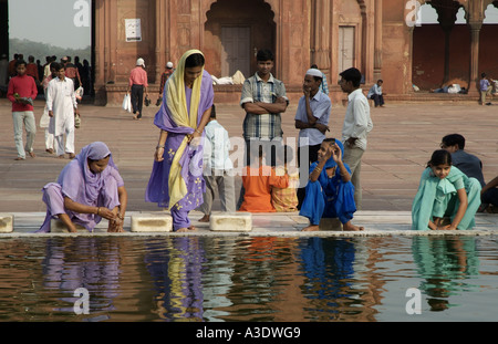 Personnes lavage avant la prière à la mosquée Jami Masjid Delhi en Inde Banque D'Images