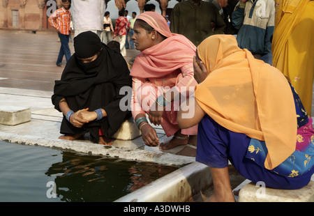 Lavage avant la prière des femmes à la mosquée Jami Masjid Delhi en Inde Banque D'Images