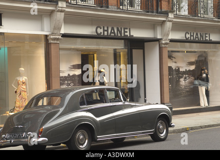 Vintage voiture garée en face de la boutique Chanel de Sloane Street Londres Banque D'Images