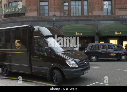 La sécurité de l'onduleur van devant Harrods Londres Banque D'Images