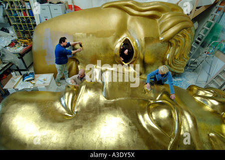 Artiste en studio la création d'un masque pour le géant de la BAFTA 2007 British Academy of Film and Television Arts Awards. Banque D'Images