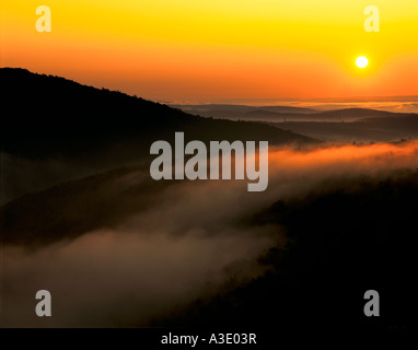 Lever du soleil sur la montagne de Flagstaff au-dessus de la rivière Lehigh et Jim Thorpe, Pennsylvania (Carbon Comté), USA Banque D'Images