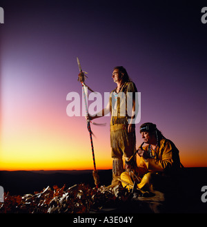 Les Indiens Shawnee en vêtements traditionnels à grande zone naturelle bouton coucher du soleil, Sullivan County, California, USA Banque D'Images