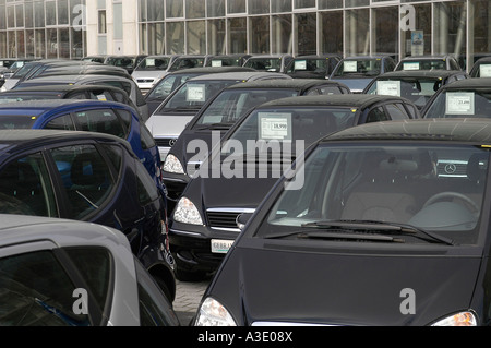 Vente voiture Mercedes en face de l'immeuble de bureaux de Mercedes Benz, Berlin, Allemagne Banque D'Images