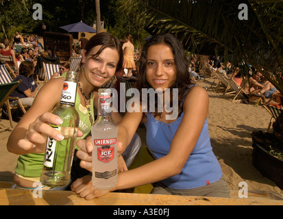 Les jeunes femmes alcopops potable, Berlin, Allemagne Banque D'Images