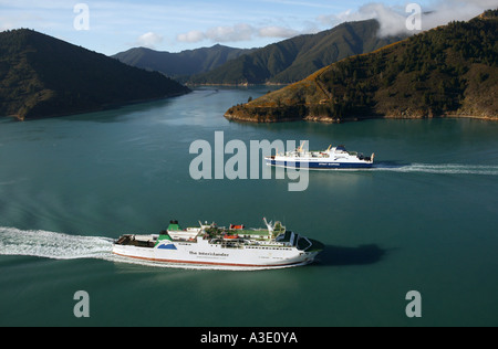 La NOUVELLE ZELANDE, Marlborough Sounds, S. Island, deux détroit de Cook car-ferries croisaient, vue aérienne Banque D'Images