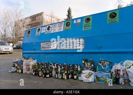 Les bouteilles en face d'un flacon plein bank Banque D'Images