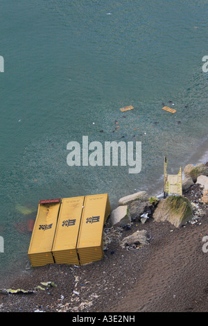 Branscombe La pollution détruit les contenants d'expédition fait naufrage sur Branscombe Beach Devon en Angleterre en janvier 2007 Banque D'Images