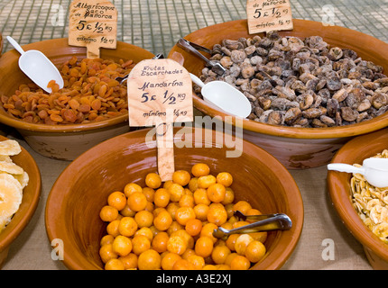 Les tangerines et les fruits secs sur le marché hebdomadaire de Felantix, Majorque, Îles Baléares, Espagne Banque D'Images