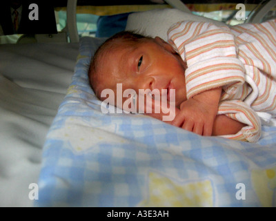 1 Semaine Vieux Garcon Bebe Premature Ne A 28 Semaines De Gestation Dans Un Incubateur Photo Stock Alamy