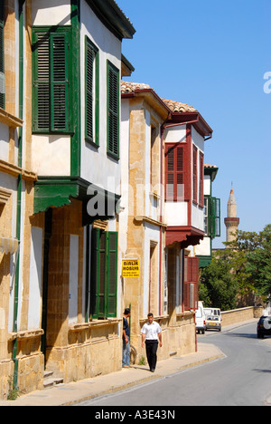 Ancien Bain turc avec baies de l'architecture des maisons et un minaret dans les rues de la vieille ville de Lefkosa Nicosia Chypre du Nord Banque D'Images