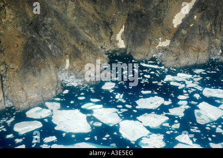 La banquise et les icebergs à rocky coast près de Kulusuk Eastgreenland Banque D'Images