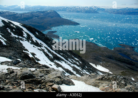 Large vue dégagée sur les champs de neige d'Icebergs et montagnes fjord Sermilik Eastgreenland Banque D'Images