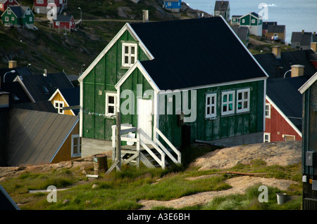 Vieille maison en bois vert d'Ammassalik règlement Eastgreenland Banque D'Images