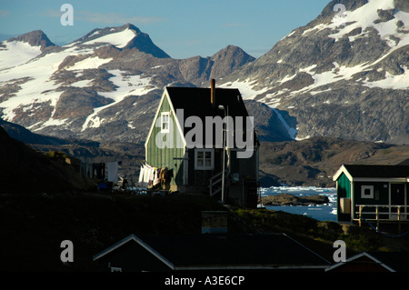 Green House en face de montagnes aux sommets enneigés Eastgreenland Ammassalik Banque D'Images