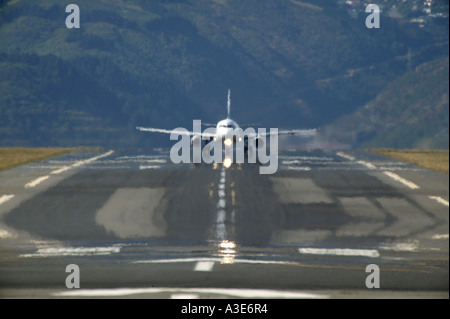 Airbus A320 d'Air NZ décollant de l'Aéroport de Wellington, à la recherche, le long de la piste avec Brume de chaleur. Nouvelle Zélande Banque D'Images
