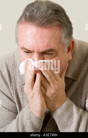 L'homme l'éternuement a le rhume ou les allergies. Banque D'Images
