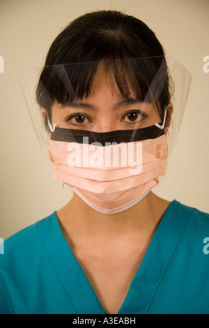 Nurse wearing masque de visage et des yeux pour la protection contre les bactéries et les virus. Banque D'Images