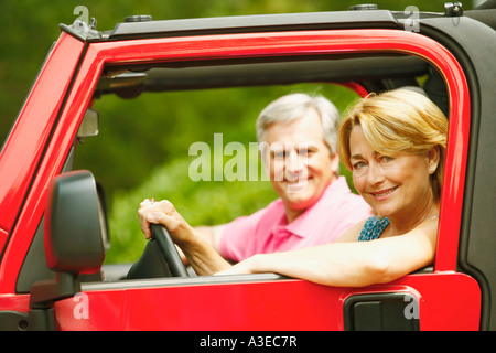 Portrait of a young couple dans un véhicule utilitaire sport et souriant Banque D'Images