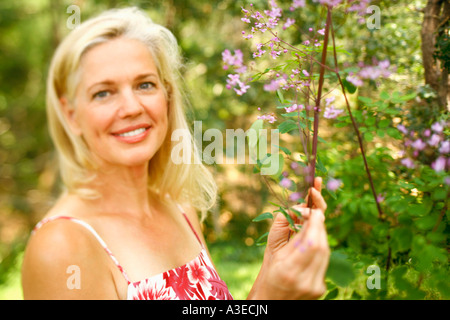 Portrait of a young woman smiling Banque D'Images