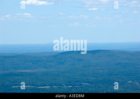 Boston skyline du Mont Monadnock sommet sur un jour brumeux de l'été à New England Banque D'Images