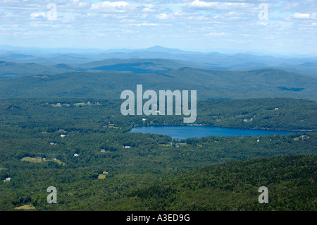 En direction nord depuis le sommet du mont Monadnock sur un jour brumeux de l'été Banque D'Images