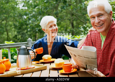 Portrait of a senior woman sitting at the table and smiling Banque D'Images