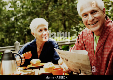 Close-up of a young man and a Senior woman sitting at the table and smiling Banque D'Images