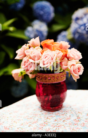 Close-up de roses dans un vase à fleurs Banque D'Images