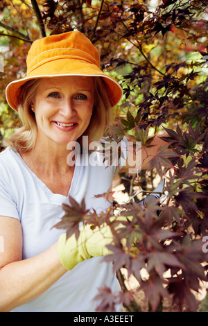 Portrait of a young woman smiling et jardinage Banque D'Images