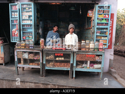 Deux jeunes garçons qui travaillent dans un magasin à la périphérie d'Agra Inde Banque D'Images