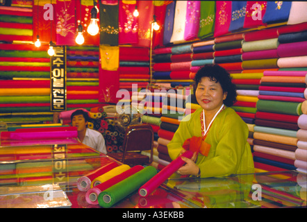 Textiles vêtements de soie couleur marché textile traditionnel à Séoul en Corée du Sud Banque D'Images