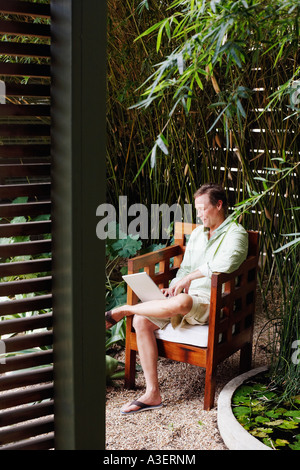 Portrait of a man working on a laptop Banque D'Images