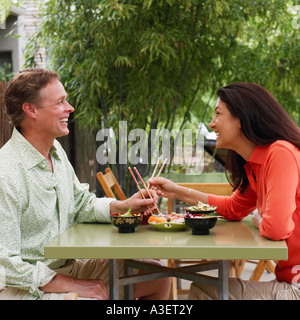 Portrait of a young couple sitting at a table and smiling Banque D'Images