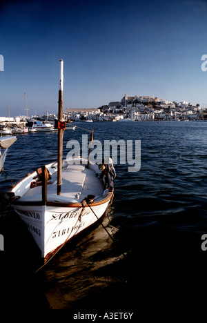 Ibiza espagne, petit voilier amarré au port, avec en arrière-plan du paysage de l'île, Banque D'Images