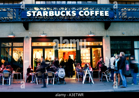 Paris France, devant le café-restaurant américain 'Starbucks Coffee' dans la rue Odéon quartier scène nuit, les gens sur la terrasse panneau, quartier latin rue paris Banque D'Images