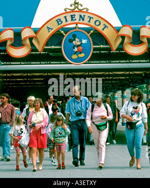 Chessy, France, touristes marchant, entrant dans le parc à thème « Disneyland Paris » familles, signe Banque D'Images