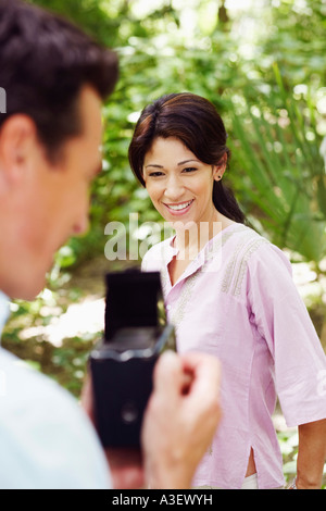 Homme mûr de prendre une photo d'une femme mature Banque D'Images