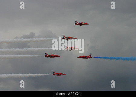 RAF Des flèches rouges faisant un crossover haut débit Banque D'Images