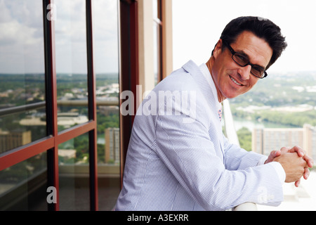 Portrait of a businessman smiling et un balcon Banque D'Images